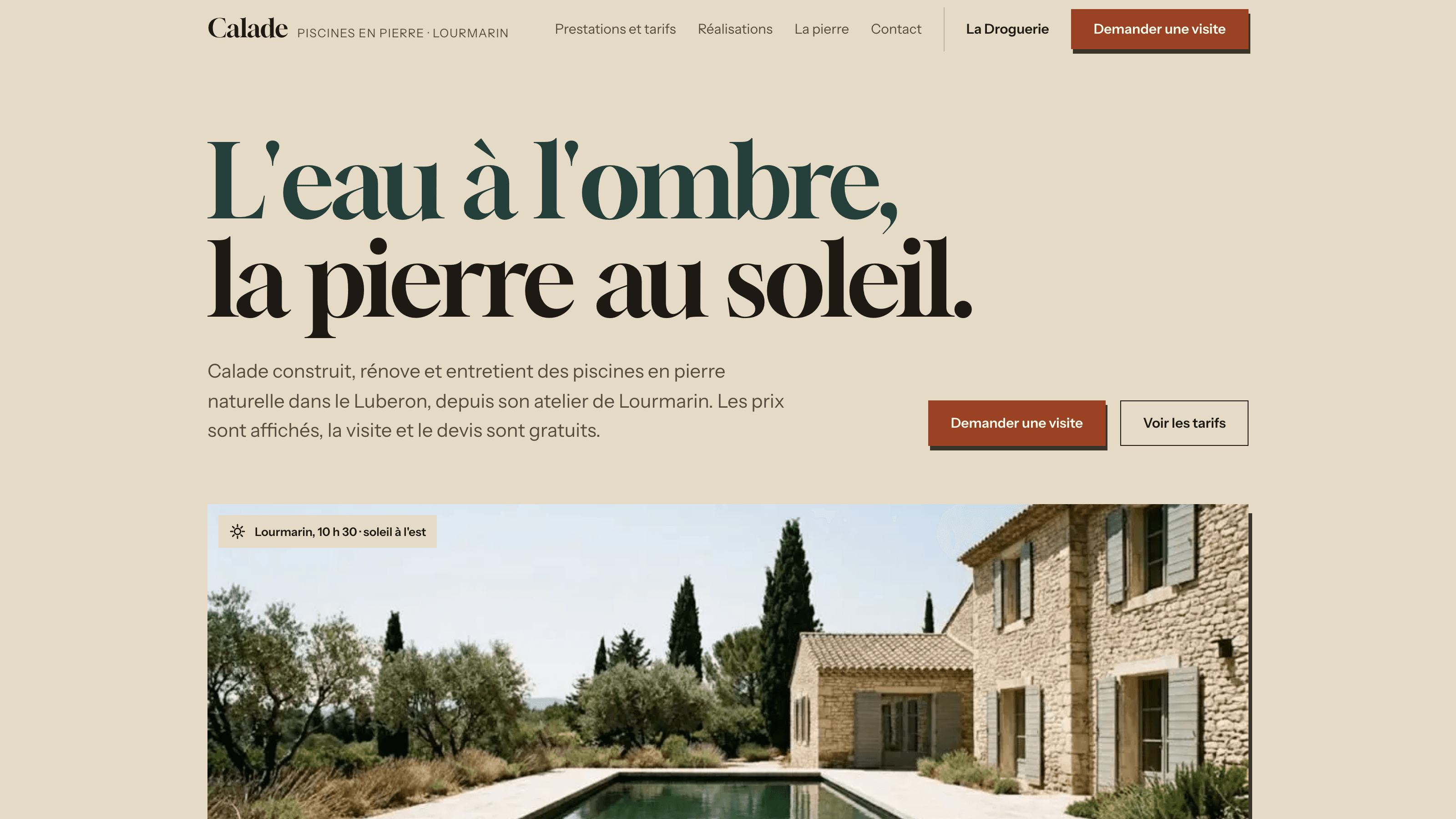 Site démo Calade Piscines : page d'accueil « L'eau à l'ombre, la pierre au soleil. »